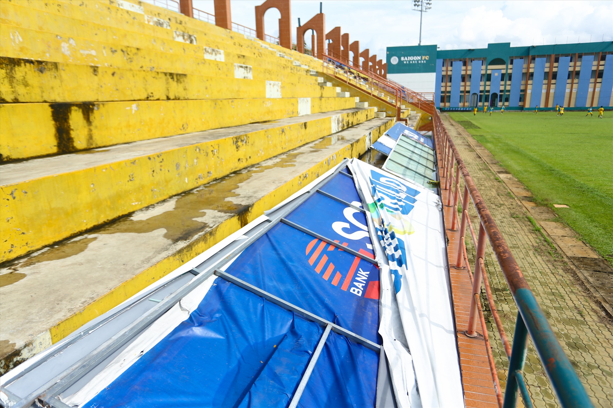 Khu vực khán đài sân vận động nhết nhác vì lâu ngày không được sơn sửa.