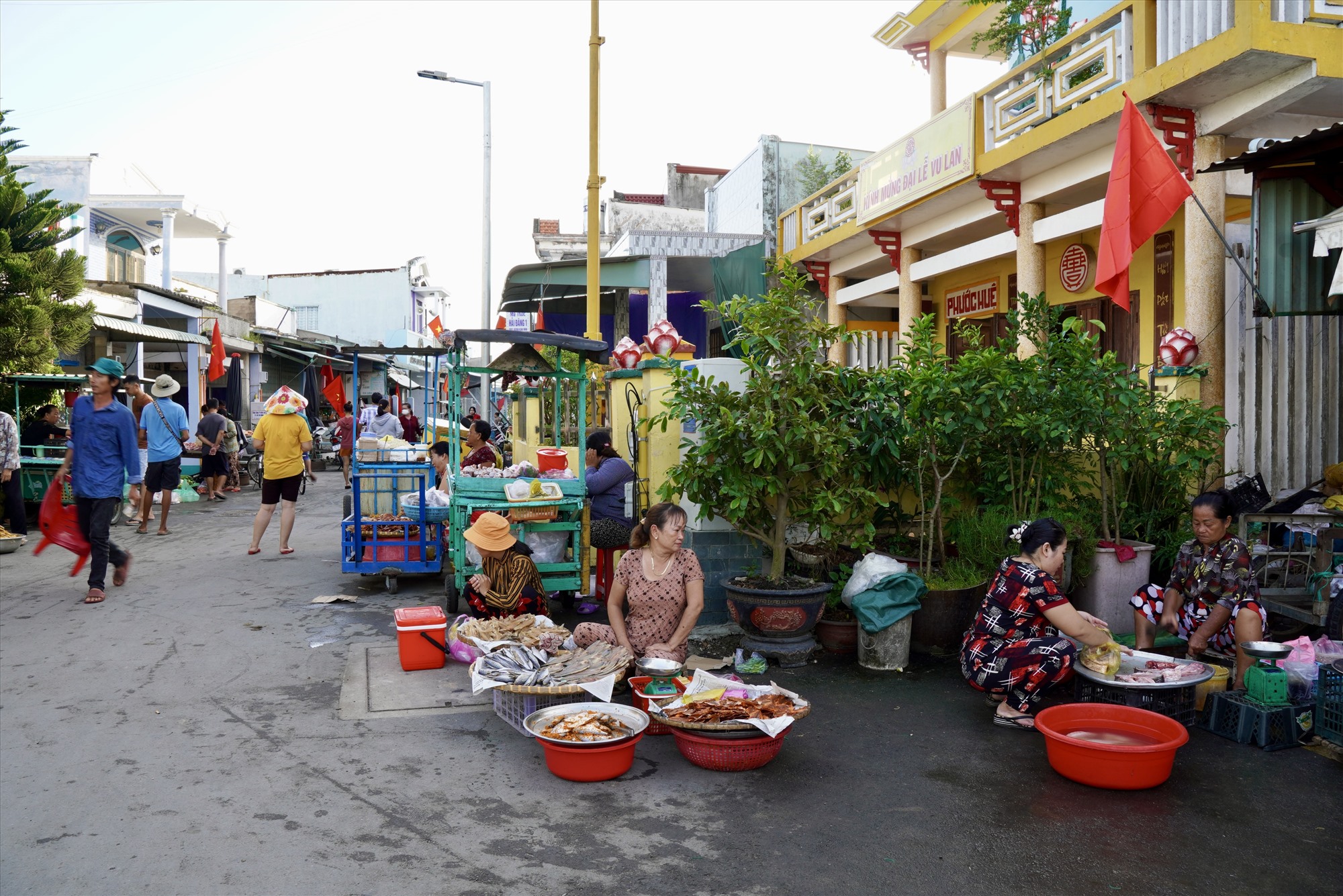 Gần trung tâm xã đảo, người dân thường bắt đầu họp chợ hàng ngày từ 5h đến 9h, để phục vụ nhu cầu mua sắm, ăn uống của cộng đồng địa phương.