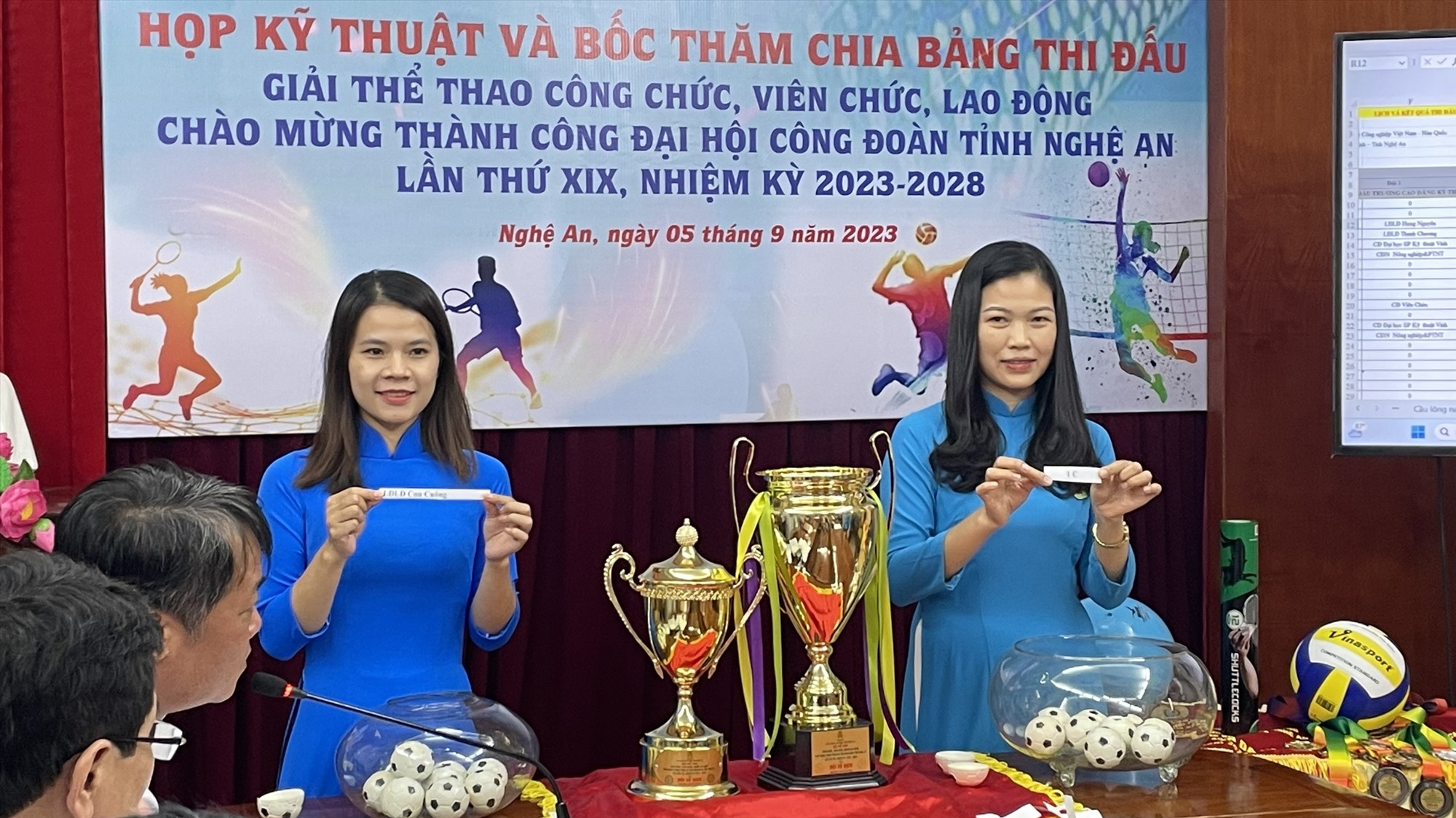 Phần bốc thăm chia bảng được diễn ra công khai dưới sự chứng kiến của các đại điện trưởng đoàn tham dự giải đấu.  Ảnh: Văn An