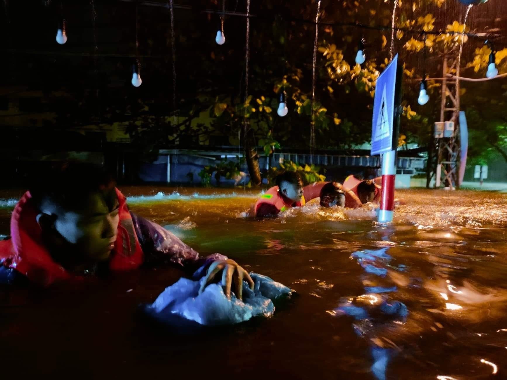 Mưa lớn gây ngập cục bộ ở TP Đà Nẵng ngày 14.10.2022. Ảnh: Nguyễn Linh