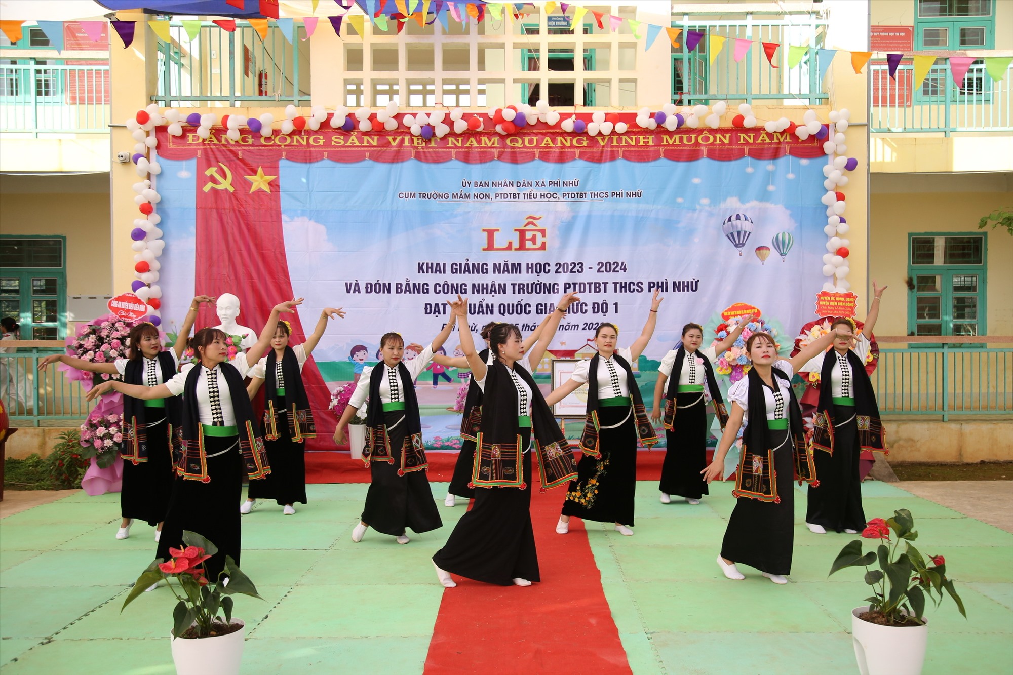 Lễ khai giảng năm học mới tại cụm trường mầm non, phổ thông dân tộc bán trú, trung học cơ sở Phì Nhừ, xã Phì Nhừ, huyện Điện Biên Đông. Ảnh: Ái Vân