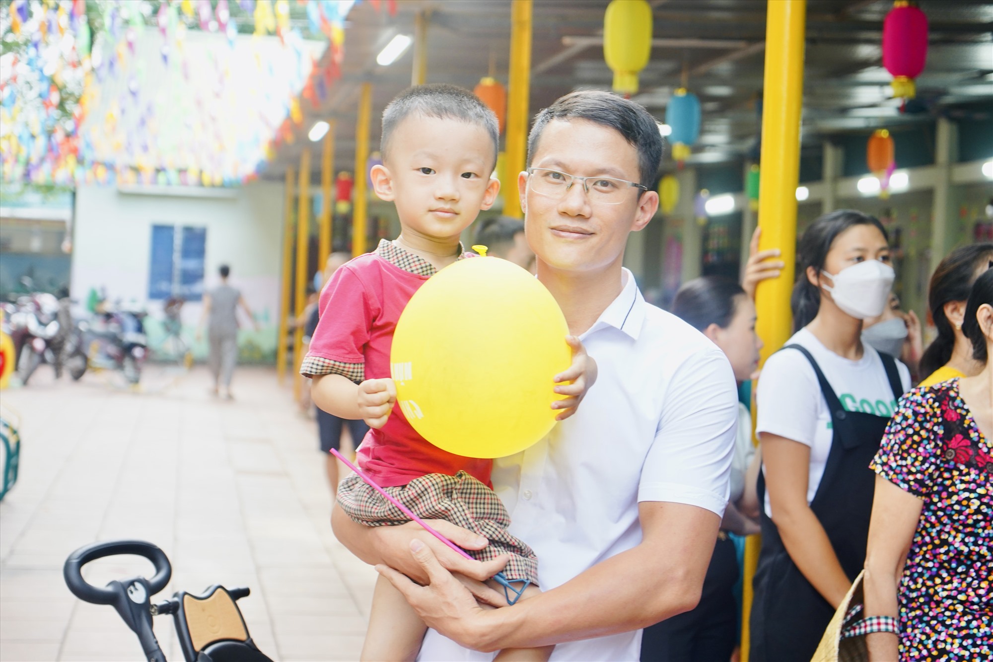 Anh Nguyễn Văn Bằng ( trú tại Phường Hưng Bình, TP. Vinh) ghi nhận khoảnh khắc ngày đầu con đi học tại trường mầm non Hoàng Thị Loan. Ảnh: Quỳnh Trang