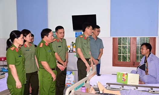 Đại tá Phạm Viết Dũng thăm và tặng quà cho chiến sĩ bị thương tại Bệnh viện Việt Tiệp. Ảnh: Công an Hải Phòng