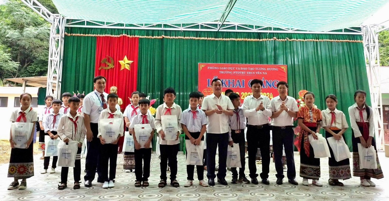 Lãnh đạo Công ty Thủy điện Bản Vẽ trao tặng quà cho 4 trường tiểu học và trung học ở Tương Dương. Ảnh: Quang Đại