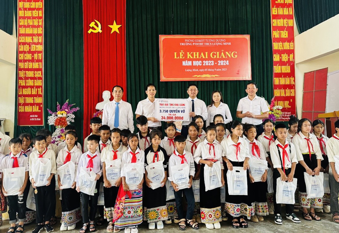 Công ty Thủy điện Bản Vẽ trao tặng máy tính, vở cho các trường học ở Tương Dương và Thanh Chương.  Ảnh: Quang Đại