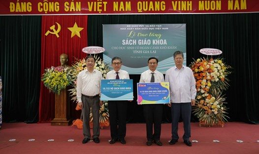 Lãnh đạo NXB Giáo dục Việt Nam trao tặng SGK nhân dịp khai giảng năm học mới. 
