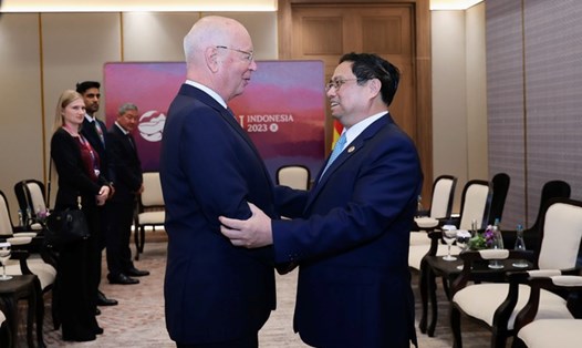 Thủ tướng Chính phủ Phạm Minh Chính và Chủ tịch Diễn đàn Kinh tế thế giới (WEF) Klaus Schwab. Ảnh: VGP