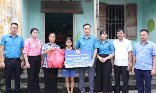 Lãnh đạo Liên đoàn Lao động huyện Hiệp Hòa trao hỗ trợ cho cháu Ngô Thị Thanh. Ảnh: LĐLĐ huyện Hiệp Hòa