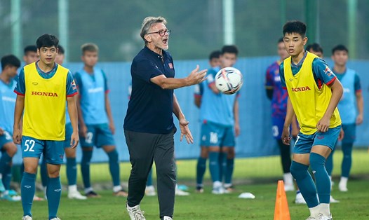 Huấn luyện viên Troussier muốn các cầu thủ U23 Việt Nam vươn tầm. Ảnh: VFF
