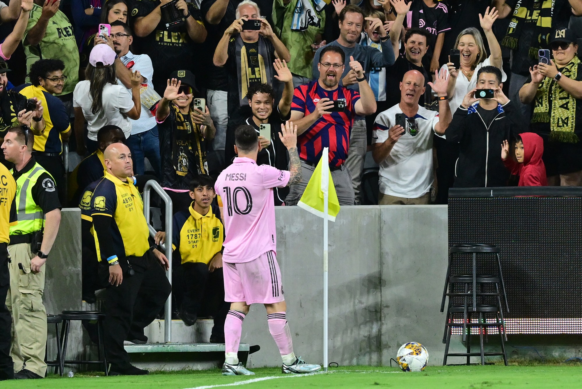 Messi được tán dương trong mọi khoảnh khắc của trận đấu, thậm chí trước khi đá phạt góc cũng phải nán lại vài giây để đáp lại sự hâm mộ. Ảnh: AFP