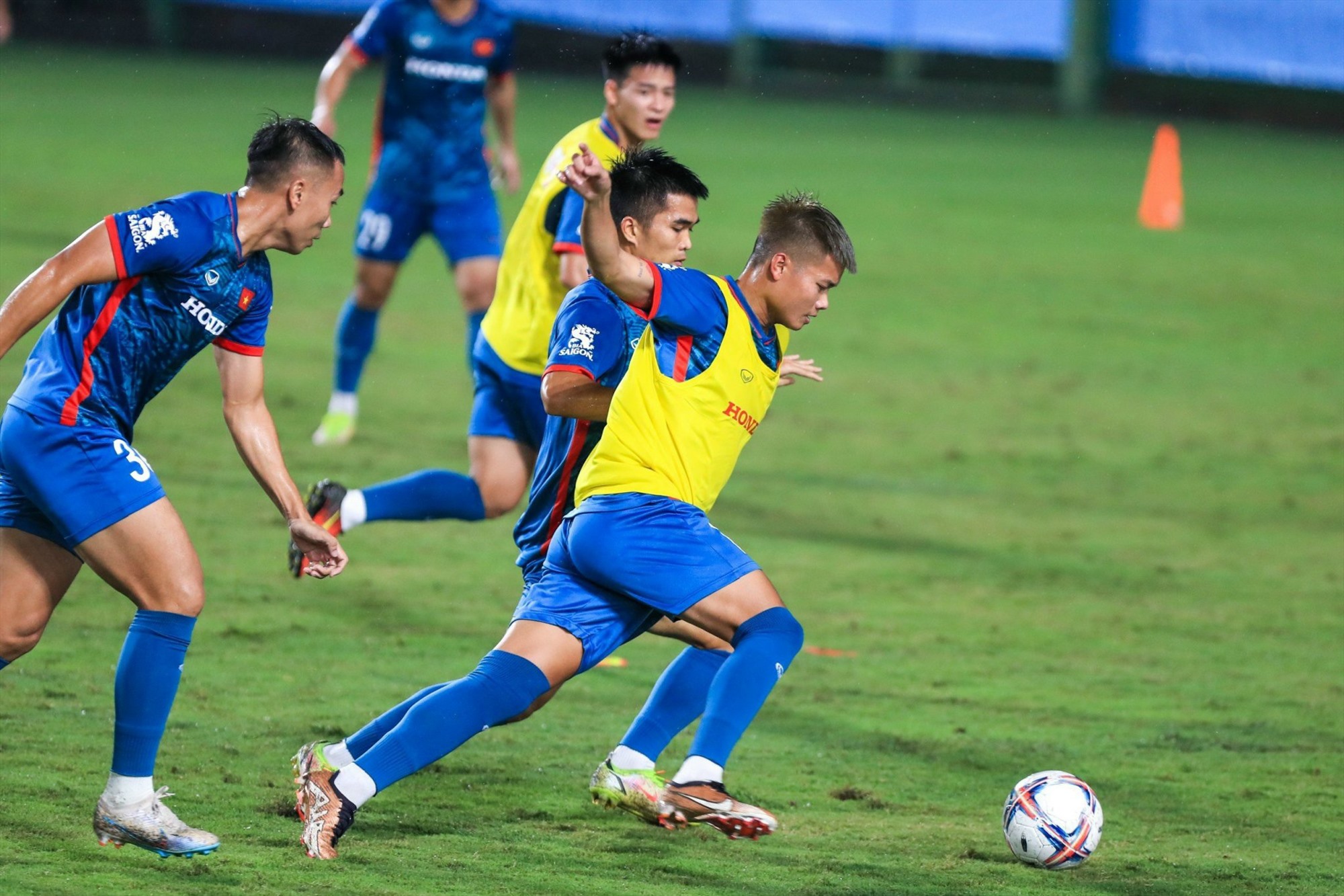 U23 Việt Nam thường xuyên thi đấu đối kháng với tuyển quốc gia để tăng sức cạnh tranh. Ảnh: Minh Dân