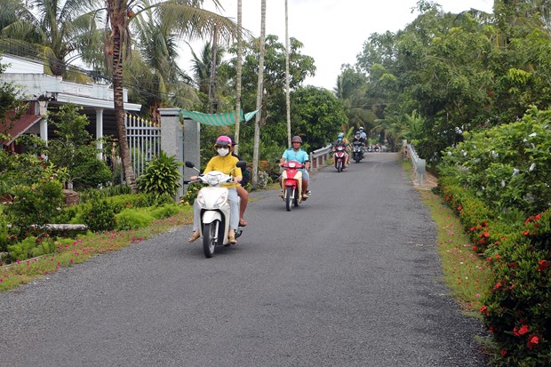 Giao thông nông thôn vùng đồng bào dân tộc Khmer xã Vĩnh Quới (thị xã Ngã Năm, tỉnh Sóc Trăng) được đầu tư khang trang, thuận lợi giao thương hàng hóa. Ảnh: TTXVN