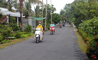 Giao thông nông thôn vùng đồng bào dân tộc Khmer xã Vĩnh Quới (thị xã Ngã Năm, tỉnh Sóc Trăng) được đầu tư khang trang, thuận lợi giao thương hàng hóa. Ảnh: TTXVN