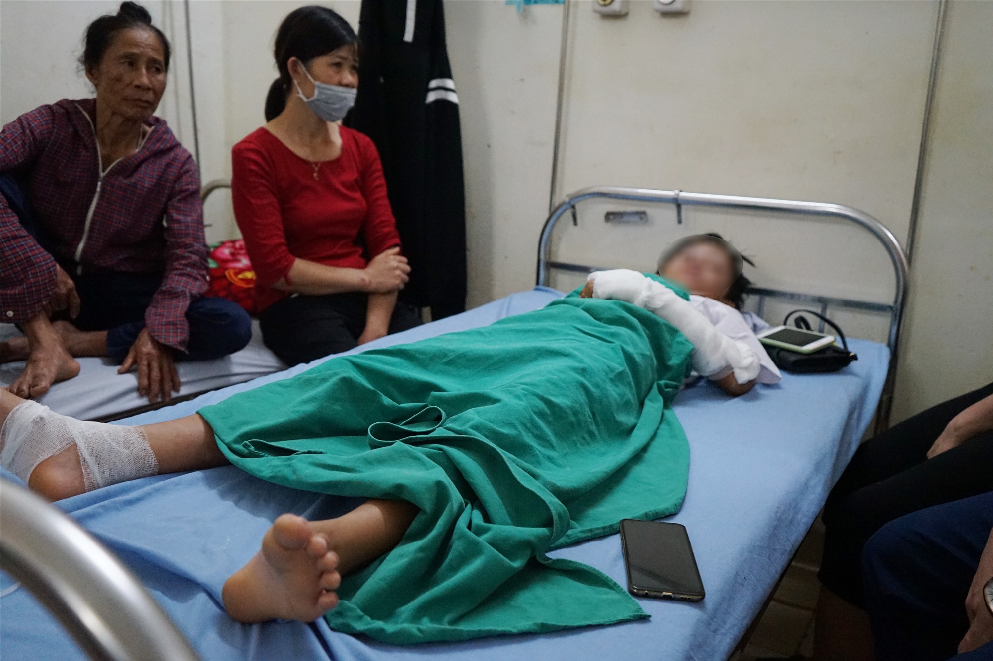 Các em học sinh bị thương đang được theo dõi, điều trị tại Bệnh viện Đa khoa huyện Yên Định. Ảnh: Quách Du