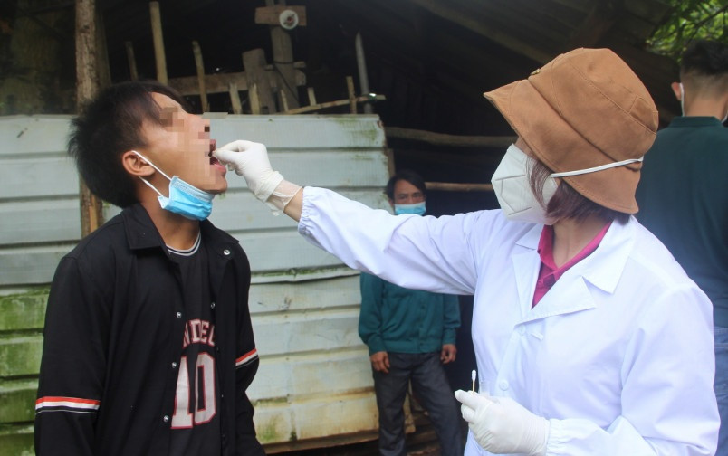 Nhân viên y tế lấy mẫu xét nghiệm đối với các trường hợp nghi ngờ mắc bệnh bạch hầu tại Hà Giang. Ảnh: Sở Y tế Hà Giang.