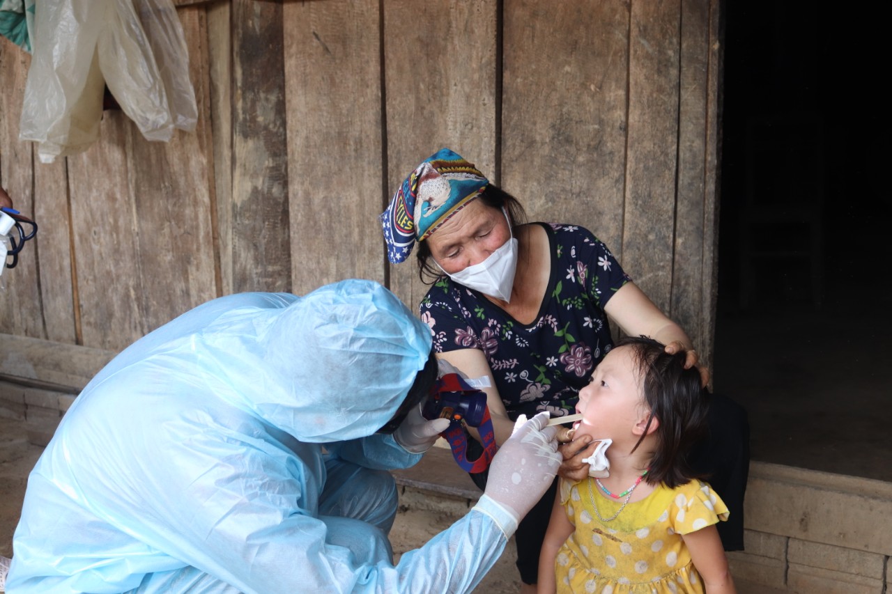 Lực lượng y tế tỉnh Điện Biên lấy mẫu xét nghiệm sàng lọc bệnh nhân tại khu vực có dịch. Ảnh: CDC Điện Biên