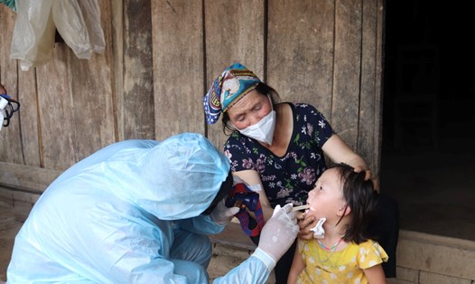 Lực lượng y tế tỉnh Điện Biên lấy mẫu xét nghiệm sàng lọc bệnh nhân tại khu vực có dịch. Ảnh: CDC Điện Biên