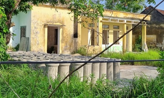 Trường mầm non bỏ hoang ở Thái Bình thành nơi chứa cống bi bê tông. Ảnh: Hà Vi