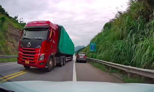 Chiếc xe container lấn làn, vượt ẩu suýt gây tai nạn trên cao tốc Nội Bài - Lào Cai. Ảnh cắt từ clip