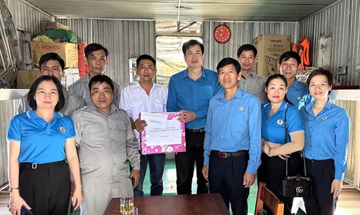 Lãnh đạo Công đoàn Giao thông Vận tải Việt Nam tặng quà người lao động. Ảnh: Hà Anh