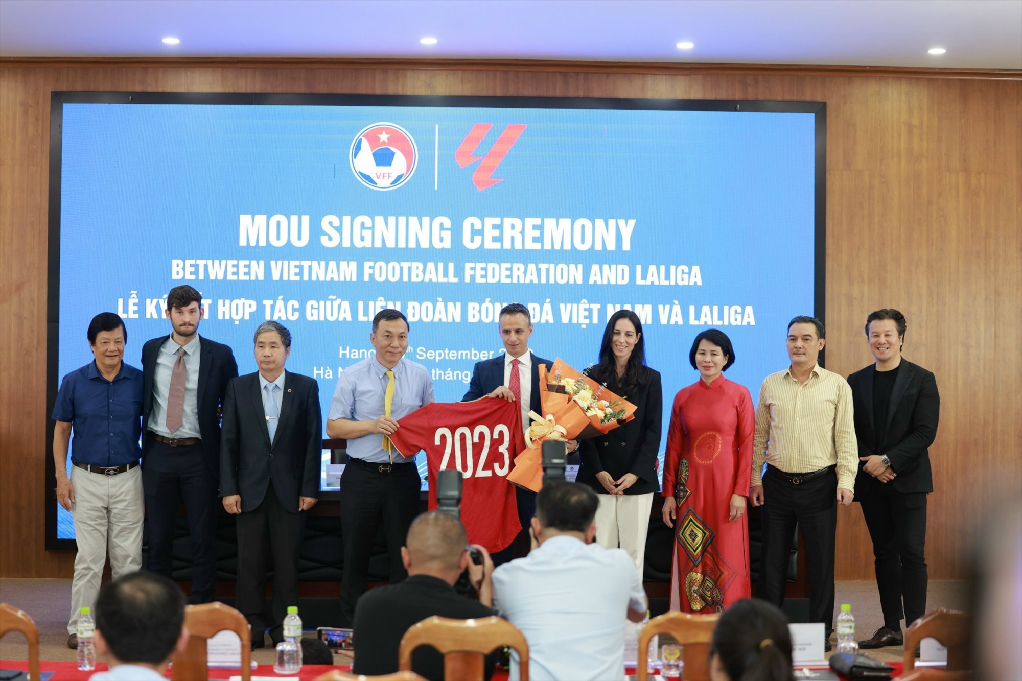 Chủ tịch VFF Trần Quốc Tuấn tặng áo đấu cho đại diện La Liga. Ảnh: Minh Phương