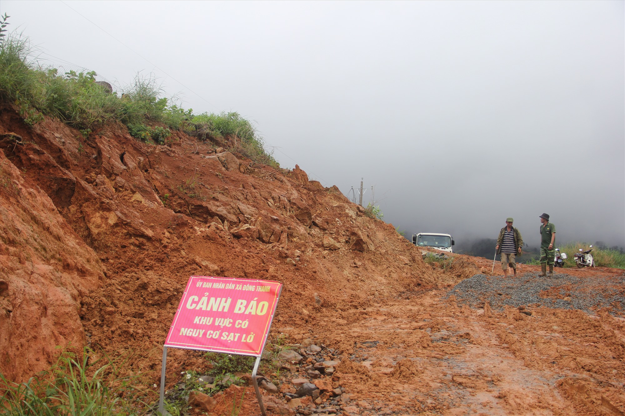 Tình trạng sạt lở nguy hiểm tại dự án hồ chứa nước Đông Thanh, huyện Lâm Hà, tỉnh Lâm Đồng. Ảnh: Phan Tuấn 