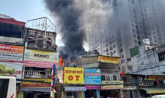 Vụ cháy lớn xảy ra tại ngôi nhà 3 tầng ở phố Tam Trinh, phường Mai Động, quận Hoàng Mai. Ảnh: Nhân Minh Phan