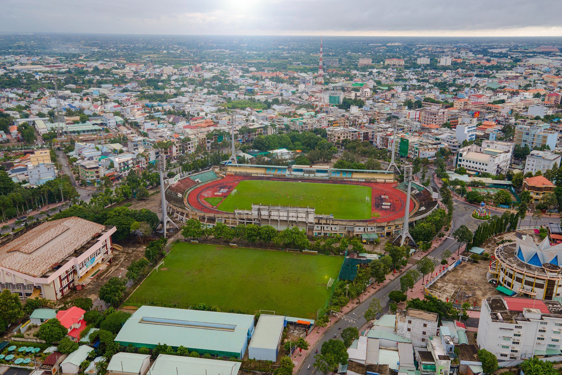 Theo UBND tỉnh Long An, một khu đất sân vận động Long An (sân tập bóng đá) tọa lạc 44B Trương Định, TP.Tân An cũng không đáp ứng được yêu cầu của các đơn vị tổ chức các giải thi đấu bóng đá.