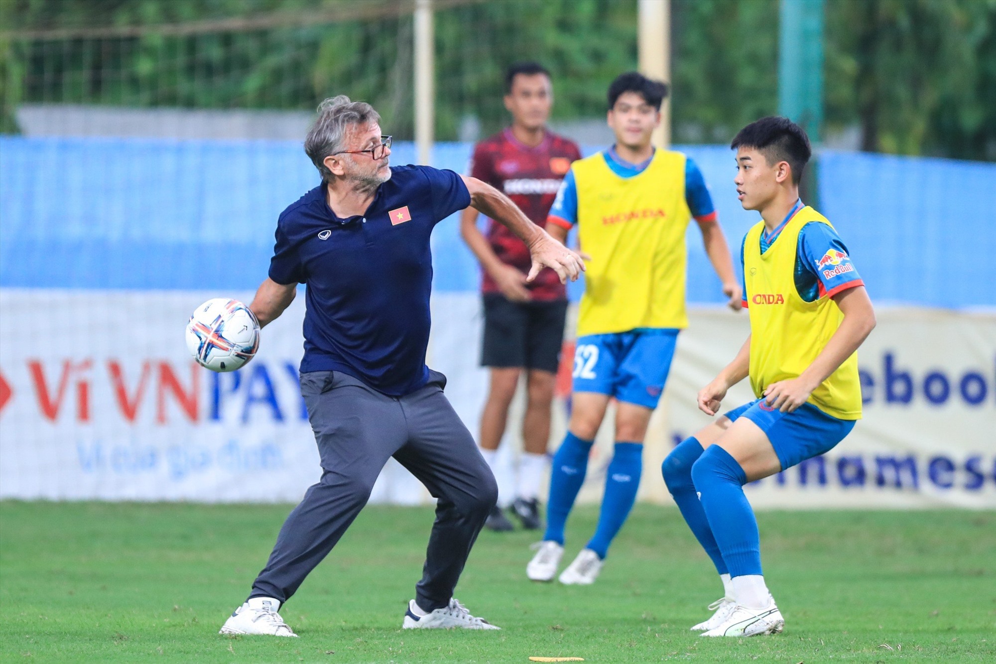 Huấn luyện viên Troussier xác định rõ tầm quan trọng của vòng loại U23 Châu Á 2024 với U23 Việt Nam. Ảnh: Minh Dân