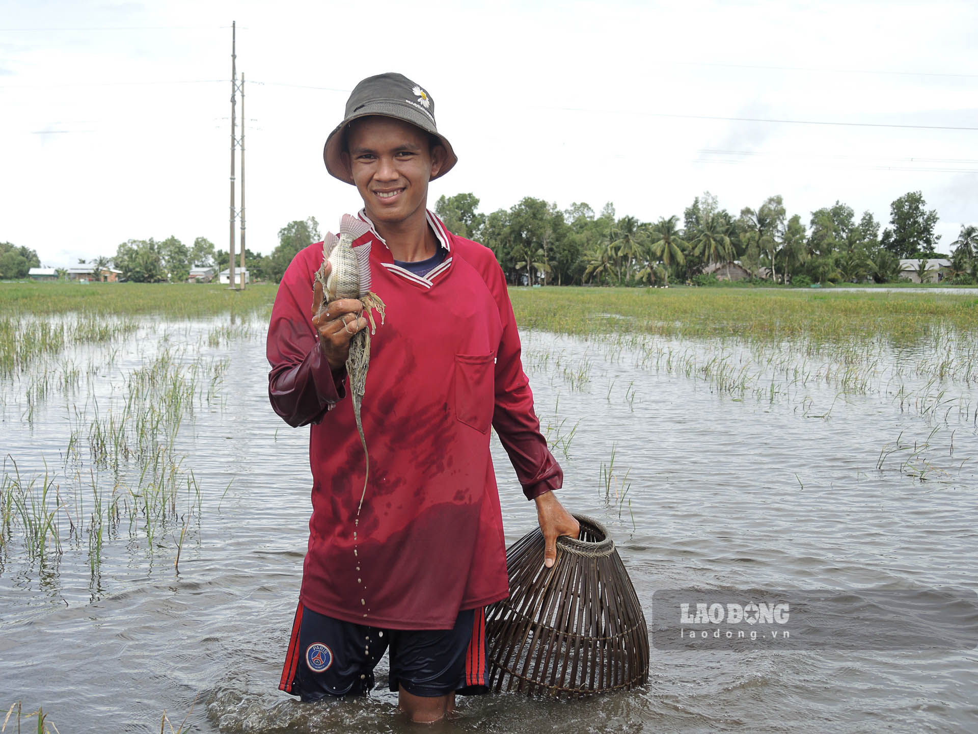 Anh Quách Thanh Sang có thu nhập vài trăm ngàn đồng mỗi ngày từ nghề đẩy côn bắt cá. Ảnh: Phương Anh