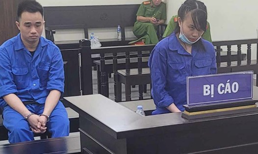 Vợ chồng Vũ - Linh tại phiên toà sơ thẩm với cáo buộc bạo hành bé gái hơn 1 tuổi. Ảnh: Quang Việt