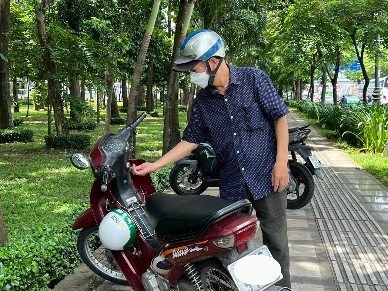 Tại công viên Hoàng Văn Thụ (quận Tân Bình), nhiều người còn cho hẳn xe vào trong công viên và trên vỉa hè để tiện trông coi.