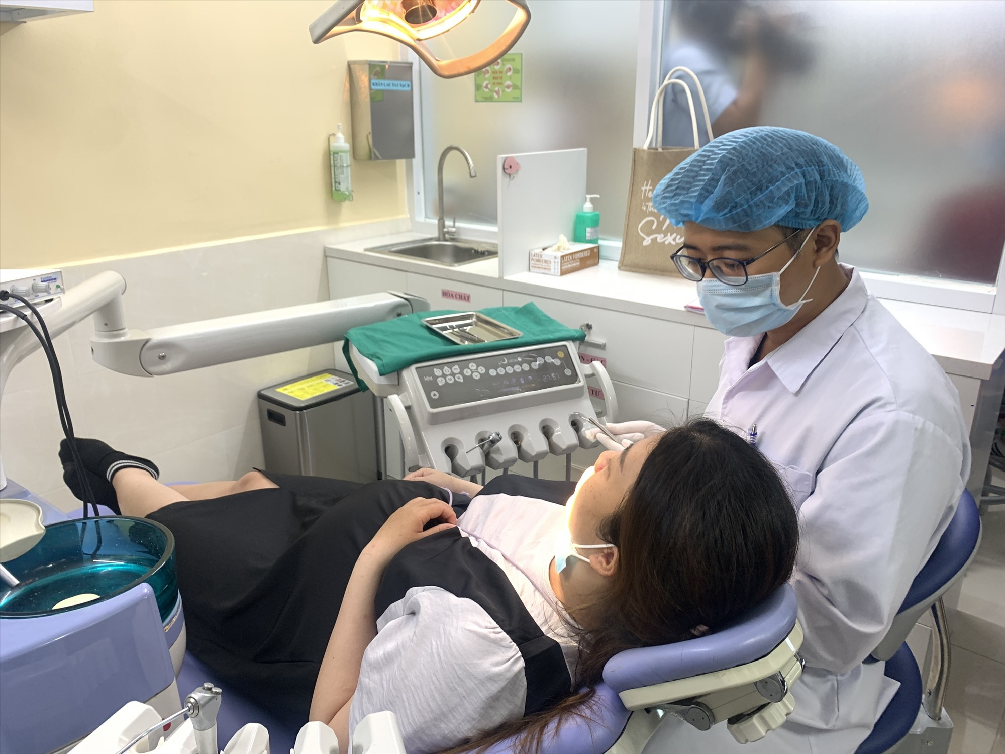 Sản phụ được chăm sóc nha khoa tại Bệnh viện Hùng Vương TPHCM. Ảnh: NGUYỄN LY 