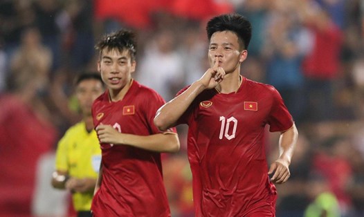 Thanh Nhàn (10) và Hoàng Văn Toản ghi liên tiếp 2 bàn thắng cho U23 Việt Nam. Ảnh: Lâm Thoả