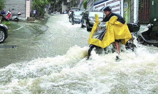 Con đường ngập lụt ở tỉnh Phúc Kiến, Trung Quốc do bão Haikui. Ảnh: Xinhua