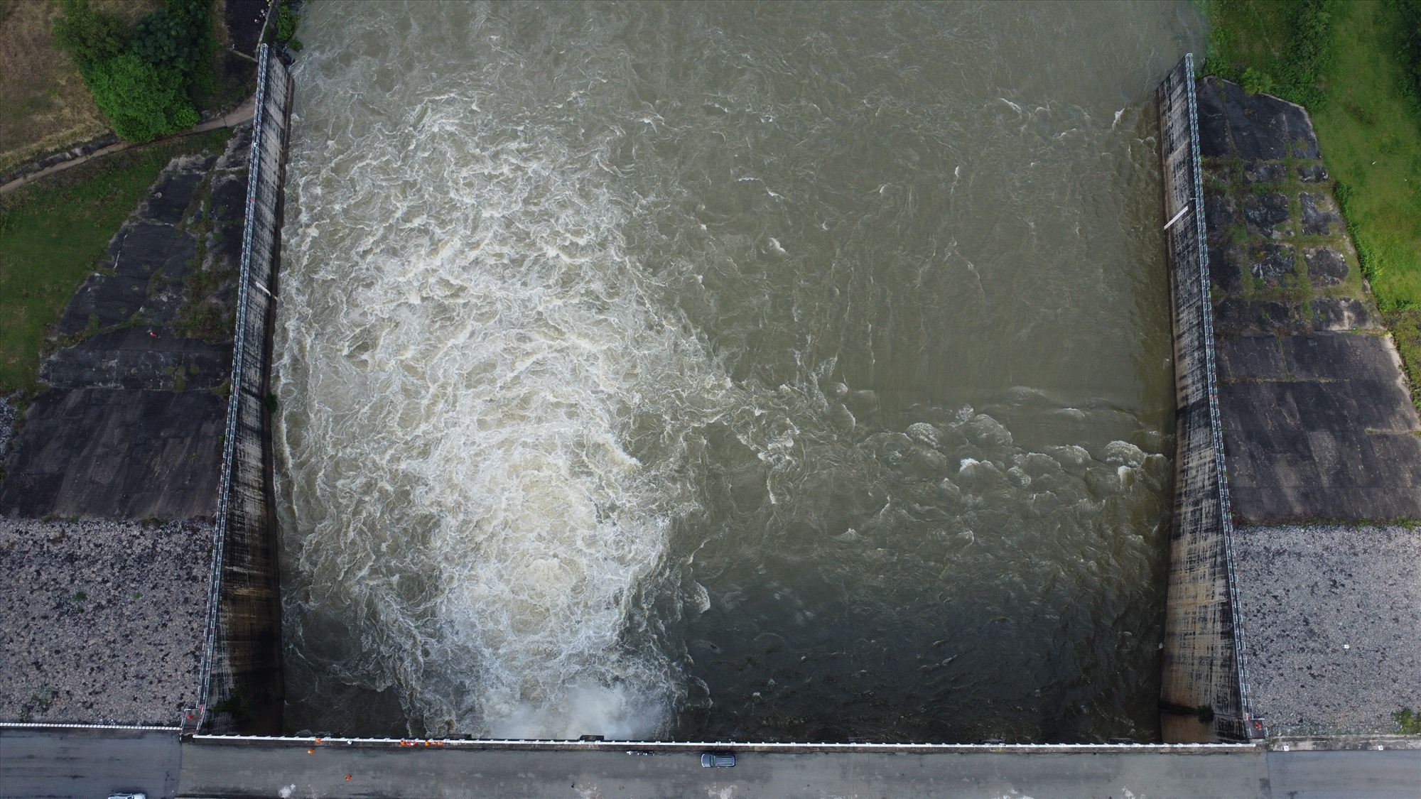 Hồ thuỷ điện Trị An xả tràn. Ảnh: Hà Anh Chiến