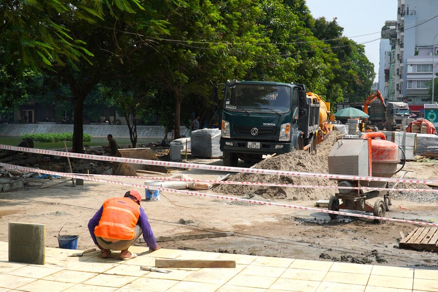 Hiện tại, các công nhân đang hoàn thiện các hạng mục hạ tầng kỹ thuật quanh hồ Xã Đàn. Theo đại diện Ban QLDA Đầu tư xây dựng quận Đống Đa, dự kiến cuối năm 2023, dự án này sẽ hoàn thành.