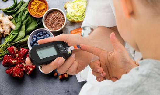 Trẻ mắc bệnh tiểu đường cần hết sức cẩn thận trong chế độ ăn uống và phải tránh những thực phẩm có thể gây tăng lượng đường trong máu đột ngột. Đồ họa: Ngọc Thùy