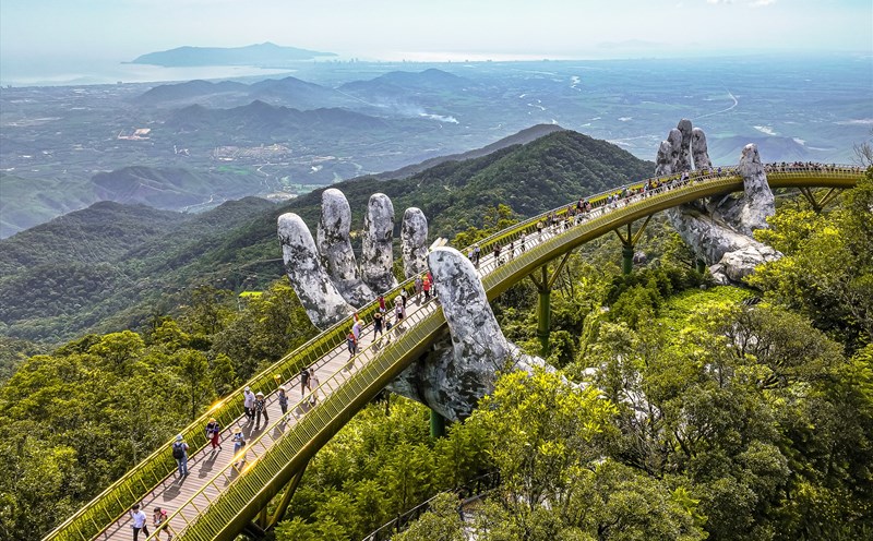 Vẻ đẹp của Cầu Vàng nhận được nhiều lời khen ngợi của báo giới quốc tế. Ảnh: CLB Nhiếp ảnh Đà Nẵng