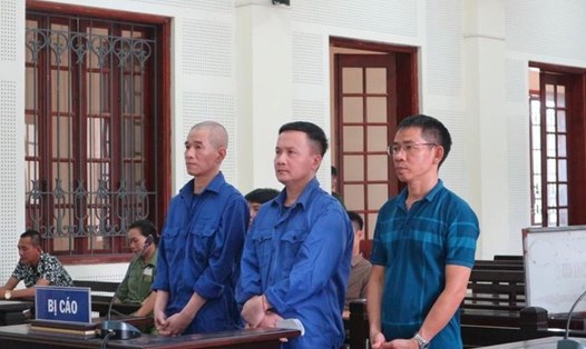 Bị cáo Hải (bên trái) và hai đồng phạm tại tòa. Ảnh: Quỳnh Trang