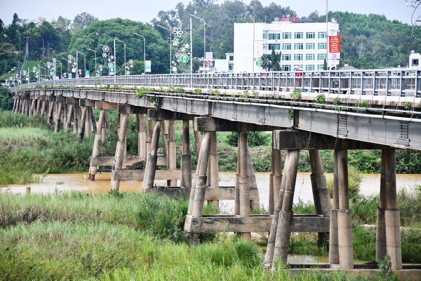 Cầu Trà Khúc 1 cũ hiện đã được xây dựng hơn 60 năm, hiện đã xuống cấp nghiêm trọng, móng cọc ở trụ cầu bị nước chảy xói mòn.Ảnh: Ngọc Viên