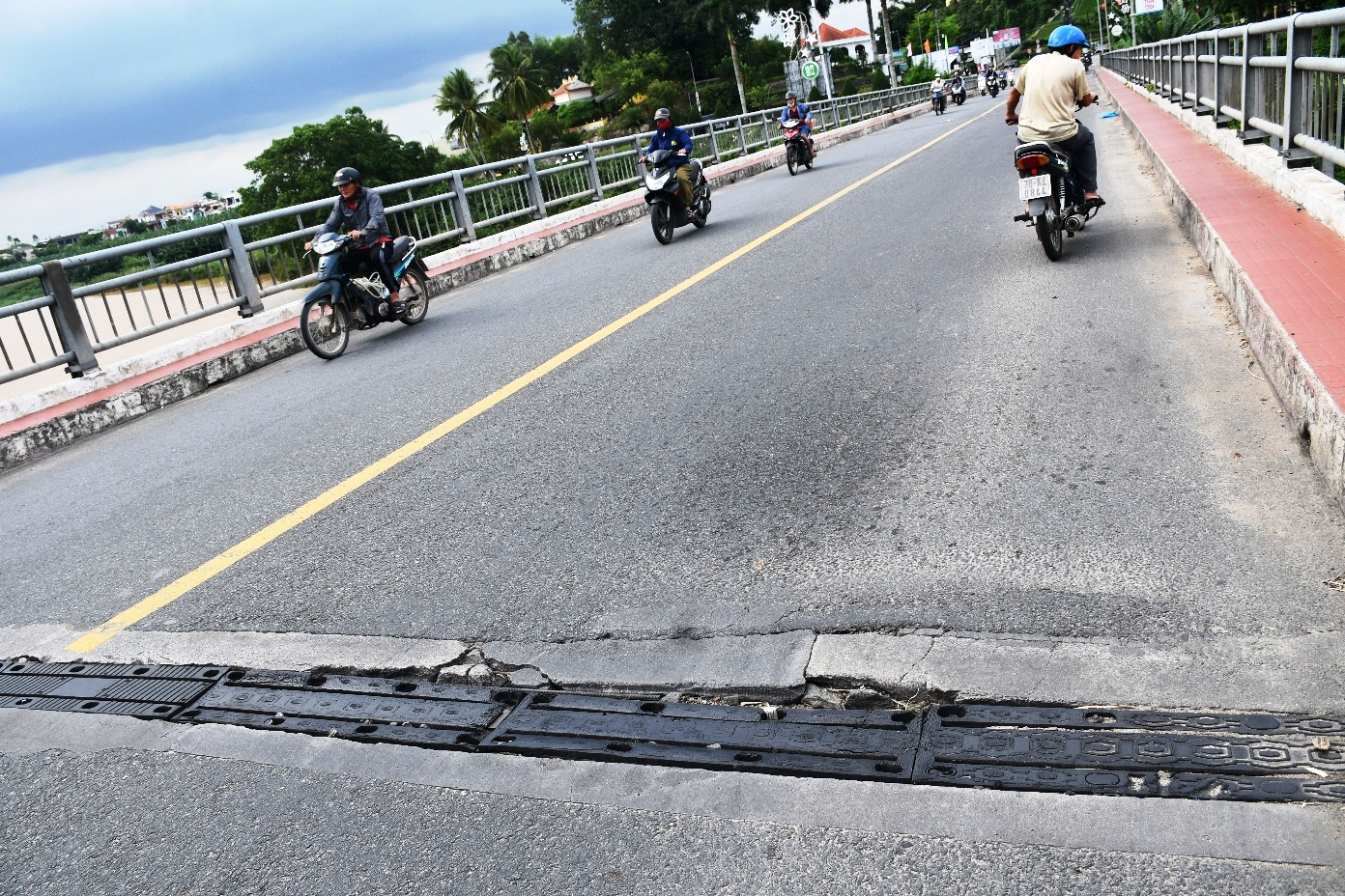 Cầu Trà Khúc 1 xuống cấp nghiêm trọng làm cho việc lưu thông trên cầu gặp rất nhiều khó khăn. Ảnh: Ngọc Viên