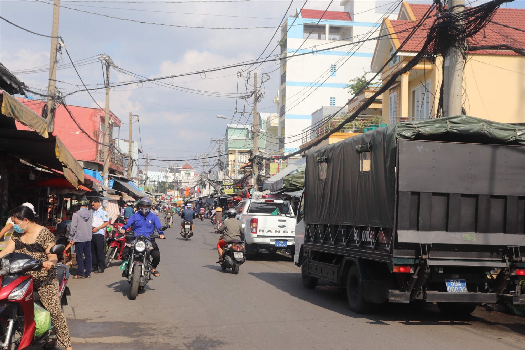 Đội trật tự Đô thị quận ra quân xử lý các hộ kinh doanh trên tuyến đường Lê Đình Cẩn - Ảnh: Nam Hiệp