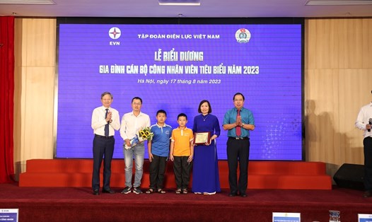 Gia đình công nhân Phạm Đình Nam Sơn (Công ty Điện lực Bắc Ninh) được tuyên dương. Ảnh: CĐ ĐLVN