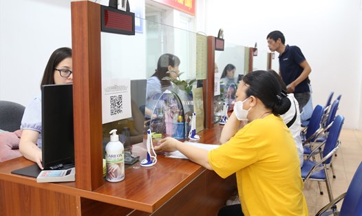 Bà Lài nhận tiền trợ cấp thất nghiệp tại Trung tâm Dịch vụ việc làm Hà Nội. Ảnh: Hạnh Hà