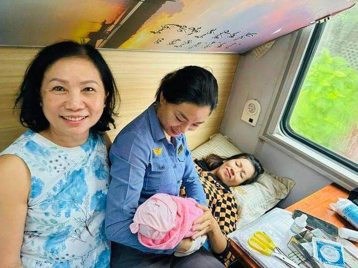 Nữ hành khách được nhân viên đường sắt hỗ trợ sinh con trên tàu