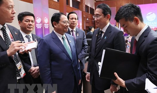 Thủ tướng Phạm Minh Chính trao đổi với Thủ tướng Nhật Bản Kishida Fumio. Ảnh: TTXVN