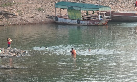 Hình ảnh người dân tắm ở hồ Kẻ Gỗ thường thấy thời gian qua, nhất là vào mùa hè cao điểm nắng nóng.  Ảnh: Trần Tuấn. 