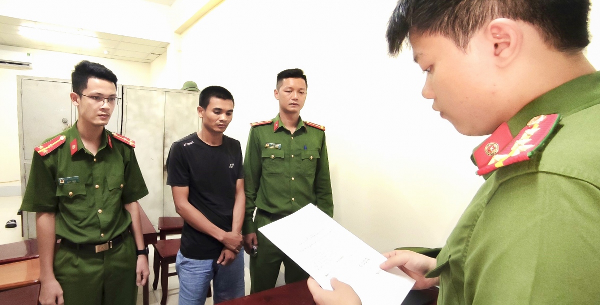 Tống đạt các Quyết định khởi tố vụ án, khởi tố bị can đối với Nguyễn Văn Quân. Ảnh: CACC
