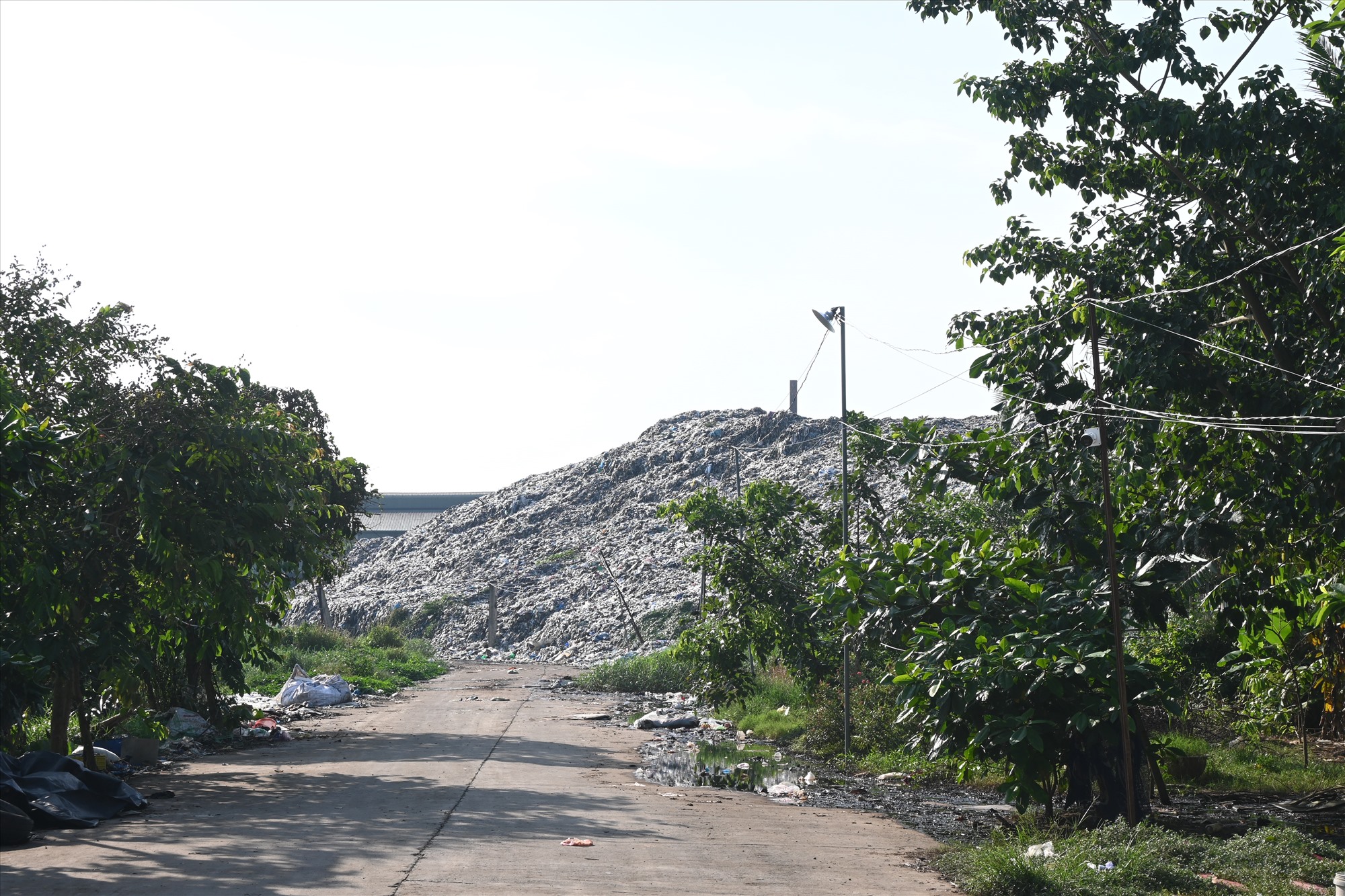 Lượng rác tại Nhà máy xử lý rác của tỉnh Bến Tre nằm trên địa bàn huyện Châu Thành (tỉnh Bến Tre) chất cao như núi. Ảnh: Thành Nhân